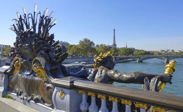 De verbazende beeldhouwwerken op Alexandre Iii brug in Parijs - Pont Alexandre-Iii — Stockfoto