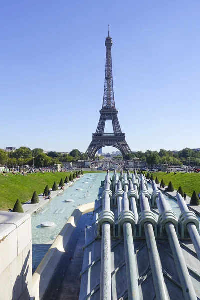Typisches Wahrzeichen und Symbol für Paris - der berühmte Eiffelturm — Stockfoto