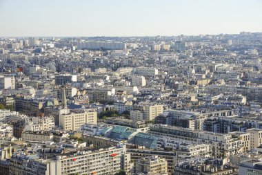 Paris şehri geniş açıda görünümde bir sıcak yaz gününde - hava atış