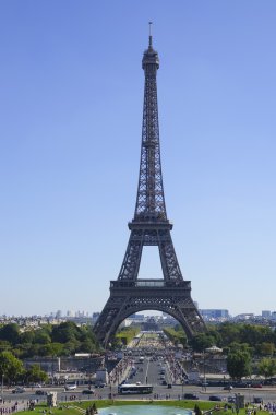 Paris 'teki ünlü Eyfel Kulesi. Şehrin en ünlü simgesi.