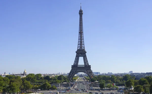 La famosa Torre Eiffel de París, el monumento más famoso de la ciudad — Foto de Stock