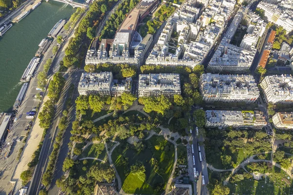 パリ - 空撮のエッフェル塔のまわりの庭 — ストック写真