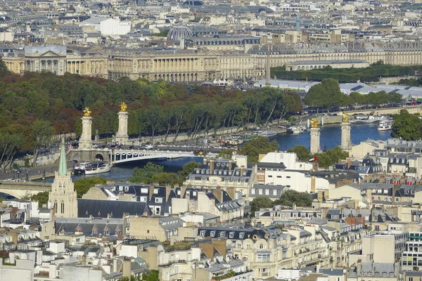 アレクサンドル三世橋とパリのセーヌ川を空撮 — ストック写真