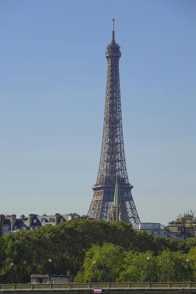 La Torre Eiffel de París - vista desde el Puente Alexandre III — Foto de Stock