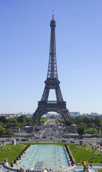 Berühmter Eiffelturm in Paris - berühmtestes Wahrzeichen der Stadt — Stockfoto