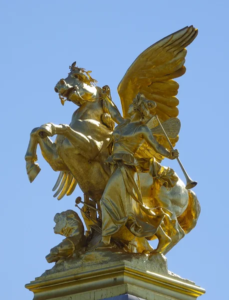 Las estatuas de oro en el puente de Alexandre III en París — Foto de Stock