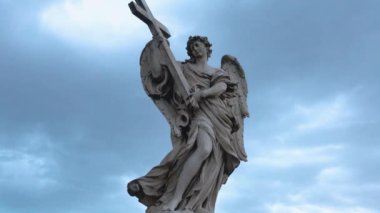 Roma 'daki bir Melek heykeli. Gökyüzüne karşı çekilmiş.