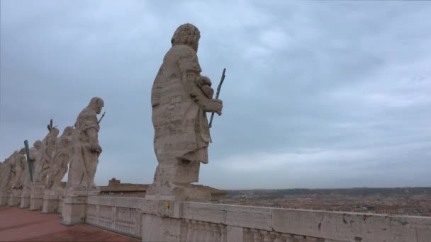 Grandes Estátuas Telhado Basílica Saint Peters Roma — Vídeo de Stock