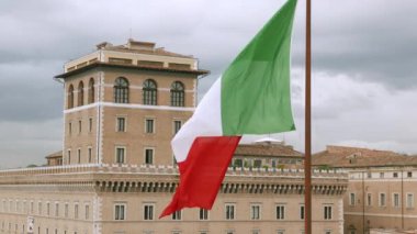 Roma 'daki Ulusal Anıt' ta rüzgarda dalgalanan İtalyan bayrağı