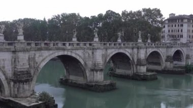 Roma 'daki Tiber Nehri üzerindeki Güzel Melekler Köprüsü Sant Angelo Kalesi - Roma, İtalya - 6 Kasım 2016