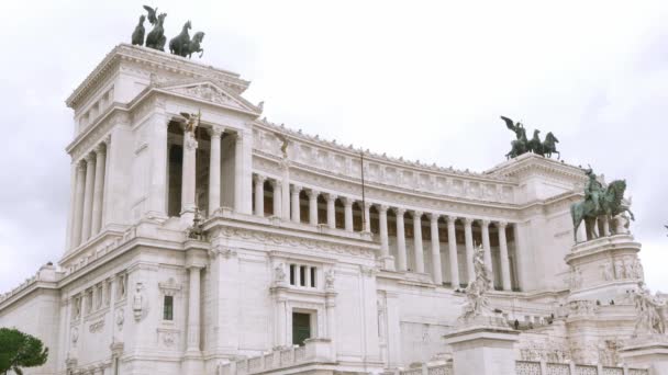 El Monumento Nacional Viktor Emmanuel de Vittorio Emanuele en Roma - una atracción turística — Vídeos de Stock