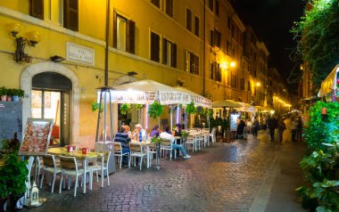 Dar yol, Roma'nın tarihi ilçe küçük romantik restoranları