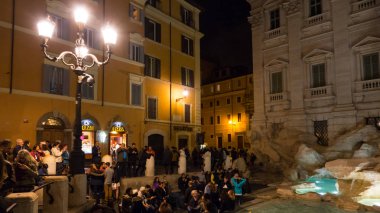 Roma - Trevi çeşmeler - Fontana di Trevi yoğun bir yerde