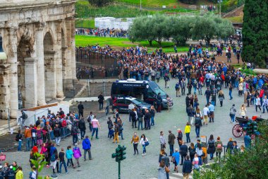 Toursits dünya girişinde bekleyen kalabalık Roma'nın ünlü Colosseum