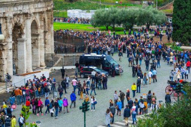 Toursits dünya girişinde bekleyen kalabalık Roma'nın ünlü Colosseum