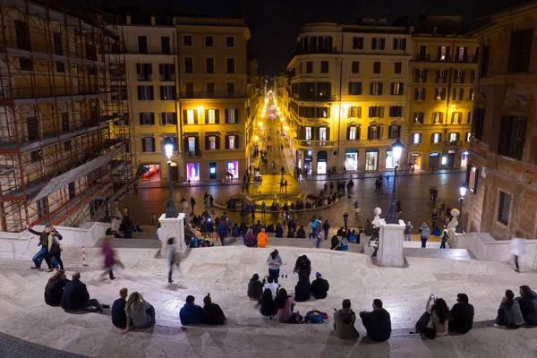 Turisti che si rilassano a Piazza di Spagna a Roma — Foto Stock