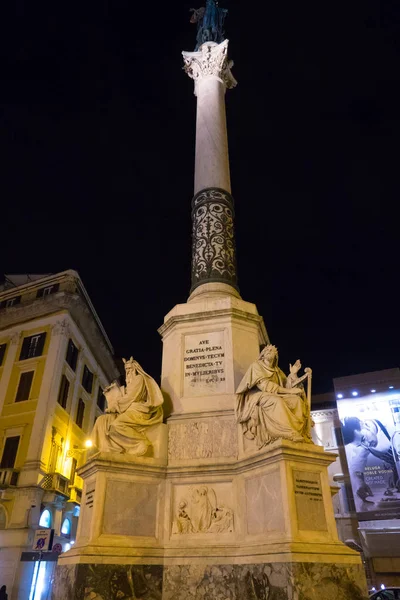 Grande colonna alla Piazza di Spagna a Roma - Spagna — Foto Stock
