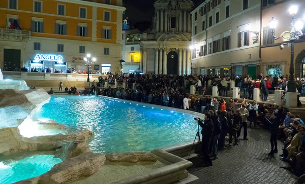 Un luogo affollato nella città di Roma - Le fontane di Trevi - Fontana di Trevi — Foto Stock