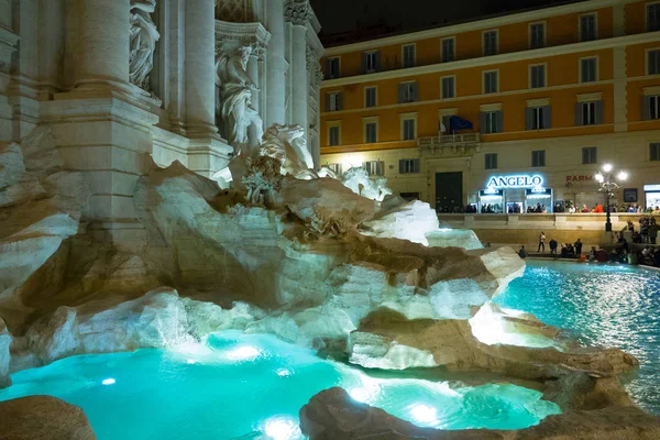 로마 관광-트레비-역사 지구에서 Fontana 디 트레비의 유명한 분수 — 스톡 사진