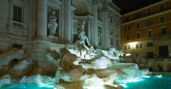 Знаменитий фонтани Треві в Римі - Fontana di Trevi - великий туриста — стокове фото