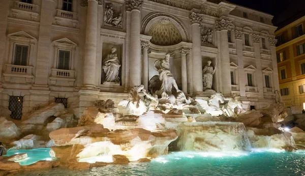 ローマの街で驚くべきトレヴィの噴水 — ストック写真