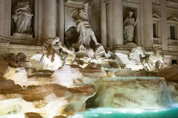 Római városnézés - Trevi - Fontana di Trevi, a történelmi negyedben a híres szökőkutak — Stock Fotó