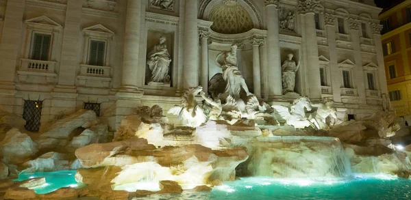 罗马-许愿-一个大的旅游景点著名喷泉 — 图库照片