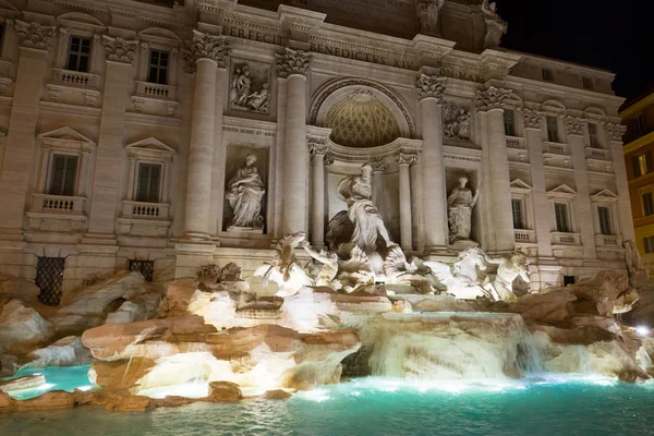 罗马观光-许愿-许愿在历史街区的著名喷泉 — 图库照片