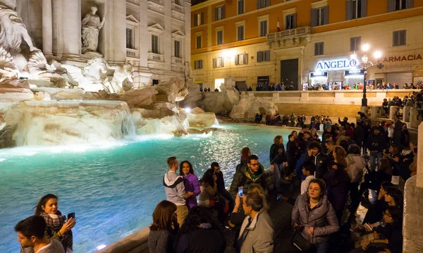 Rušné místo v městě Řím - fontány di Trevi - fontána di Trevi — Stock fotografie