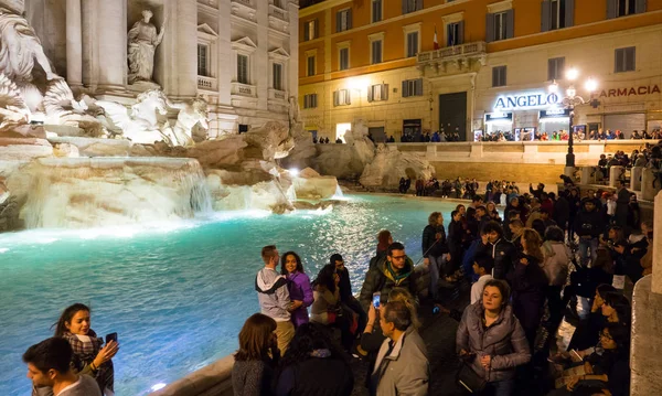 Um lugar movimentado na cidade de Roma - As fontes de Trevi - Fontana di Trevi — Fotografia de Stock