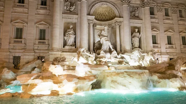 Визначні пам'ятки Риму - знаменитий фонтани Треві - Fontana di Trevi в історичному районі — стокове фото