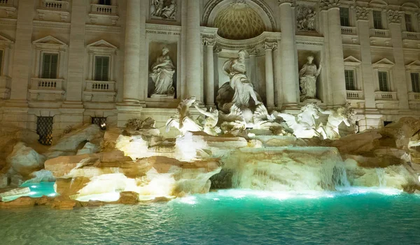 美丽的特莱维喷泉在罗马市-许愿 — 图库照片