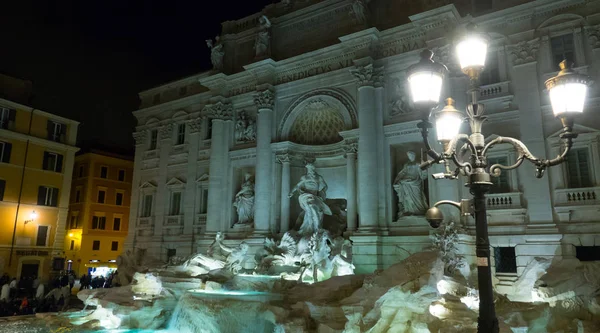 Roma - as famosas Fontes de Trevi - Fontana di Trevi no bairro histórico — Fotografia de Stock