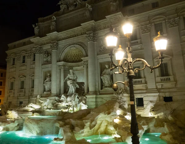 Гарне місце в Римі - романтичний фонтан Треві, освітлені вночі — стокове фото