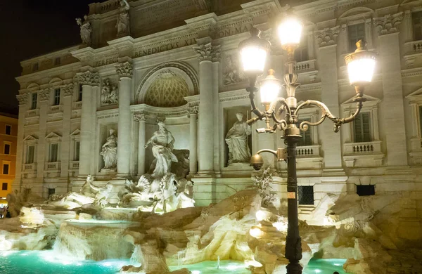 在罗马-浪漫特雷维喷泉在夜晚照亮一个美丽的地方 — 图库照片