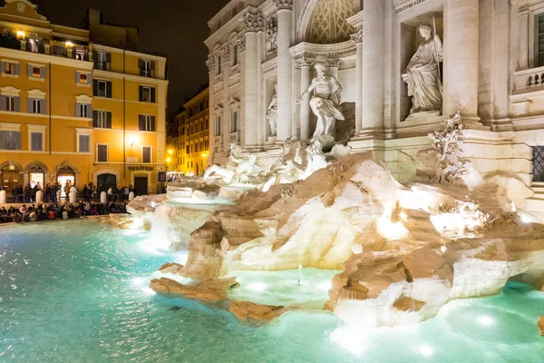 Egy gyönyörű hely, a Róma - romantikus a Trevi világít az éjszakában — Stock Fotó
