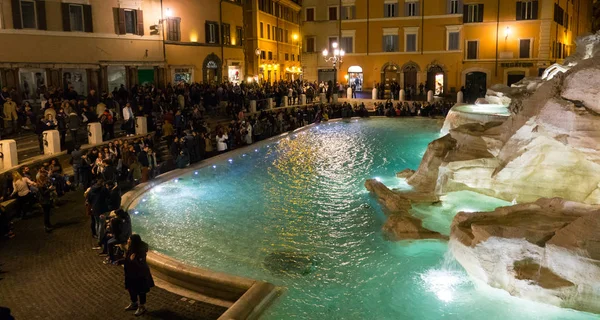 Um lugar movimentado na cidade de Roma - As fontes de Trevi - Fontana di Trevi — Fotografia de Stock