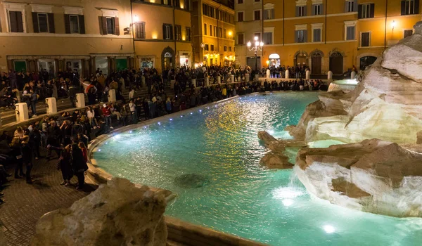 Um belo lugar em Roma - a romântica Fonte de Trevi iluminada durante a noite — Fotografia de Stock