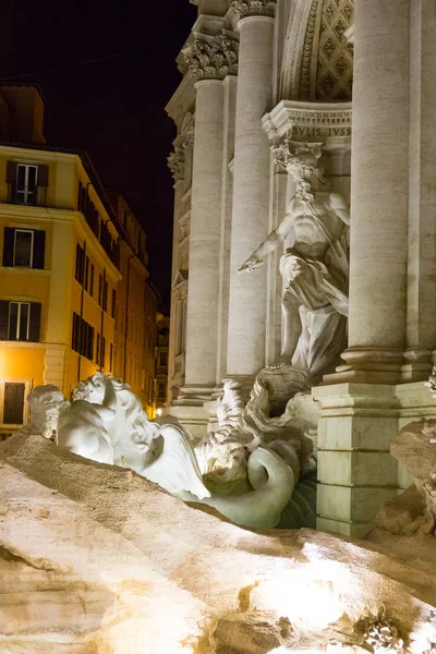 Um belo lugar em Roma - a romântica Fonte de Trevi iluminada durante a noite — Fotografia de Stock