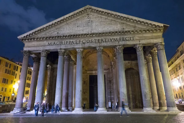 La atracción turística de Roma - el famoso Panteón — Foto de Stock
