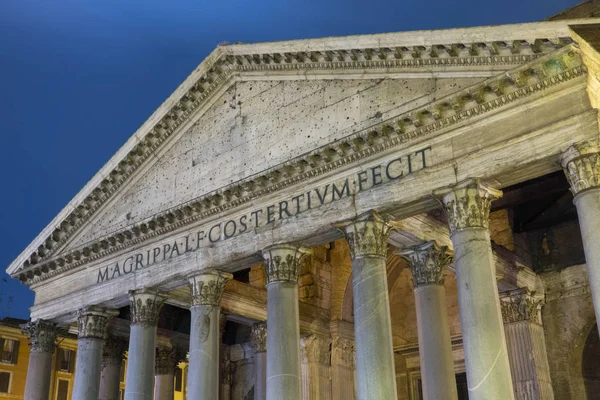 Panteon Roma - tarihi bölgesinde popüler bir dönüm noktası