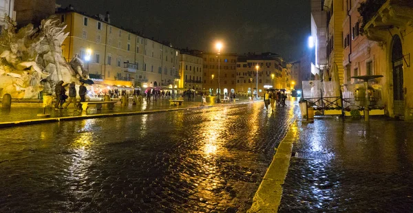 在罗马的夜晚美丽广场纳沃纳广场 — 图库照片