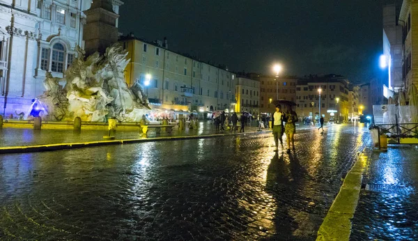 Krásné náměstí Piazza Navona v Římě v noci — Stock fotografie