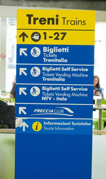 Riktning tecken på Rom-Termini tågstation — Stockfoto