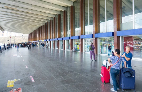 Turister som ankommer Romaterminalen - den sentrale togstasjonen i byen – stockfoto