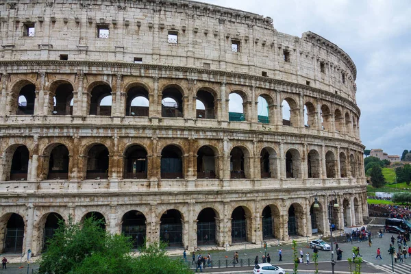 A híres Colosseum, a Róma - Colisseo - egy hatalmas turisztikai attrakció a városban — Stock Fotó