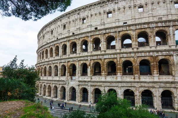 O famoso Coliseu de Roma - Colisseo - uma enorme atração turística da cidade — Fotografia de Stock