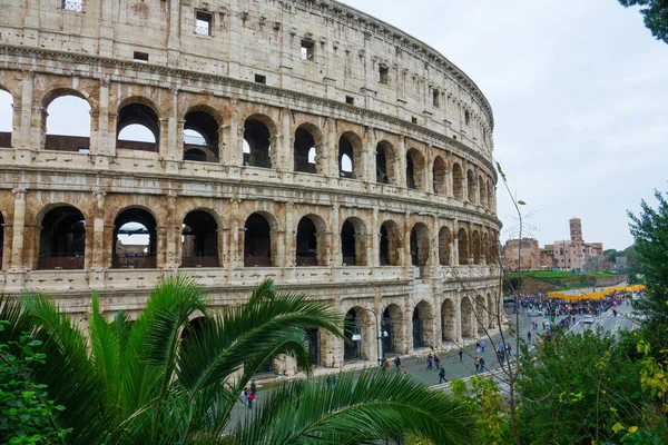 El famoso Coliseo de Roma - Colisseo - una gran atracción turística en la ciudad — Foto de Stock