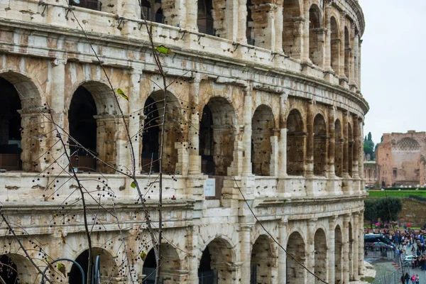 Το γνωστό Κολοσσαίο στη Ρώμη - Colisseo - ένα τεράστιο τουριστικό αξιοθέατο της πόλης — Φωτογραφία Αρχείου