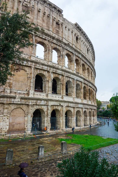 O famoso Coliseu de Roma - Colisseo - uma enorme atração turística da cidade — Fotografia de Stock